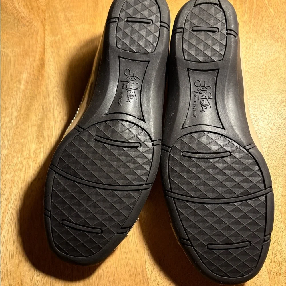 Life Stride Women's Beige /Tan flat shoes soft system new with box Size 8M
